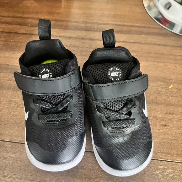 Nike Kids Black Sneakers - Picture 1 of 4
